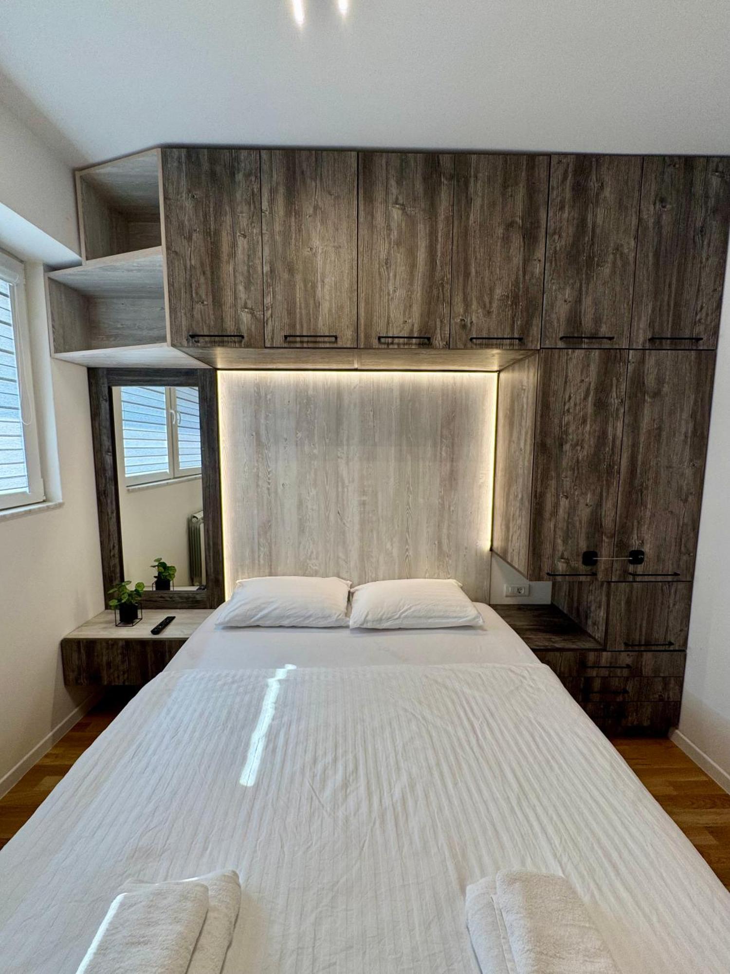 Downtown Riverside Apartments Скоп'є Екстер'єр фото